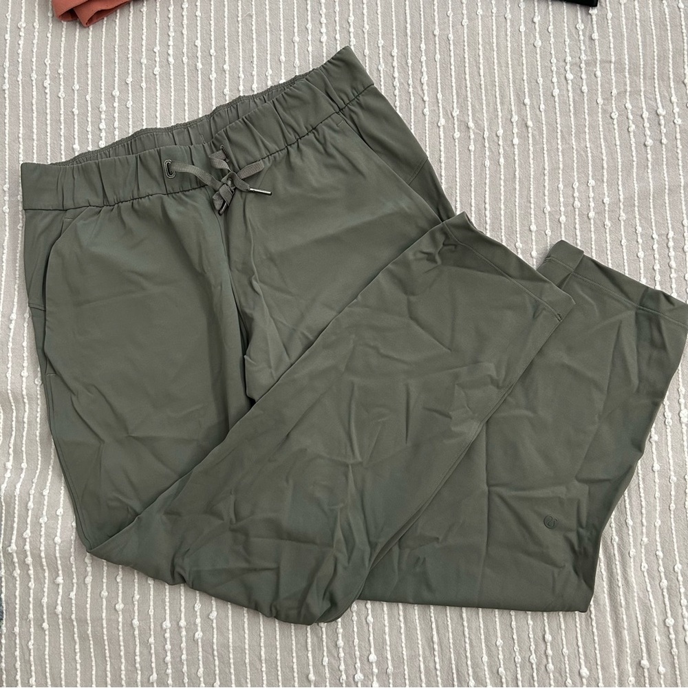 Lululemon on the fly pants